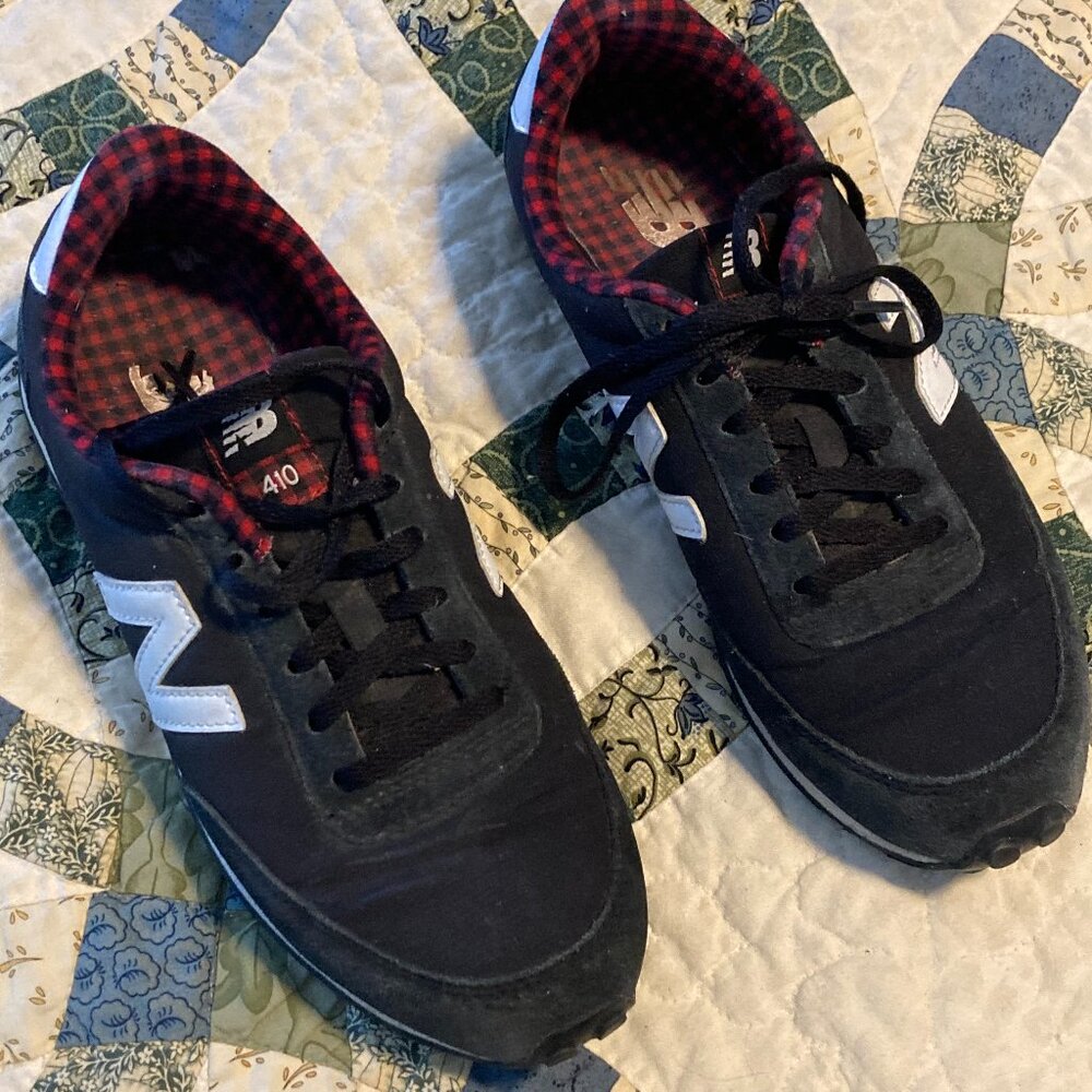 New Balance 410 - Black and White - Women size 8.5